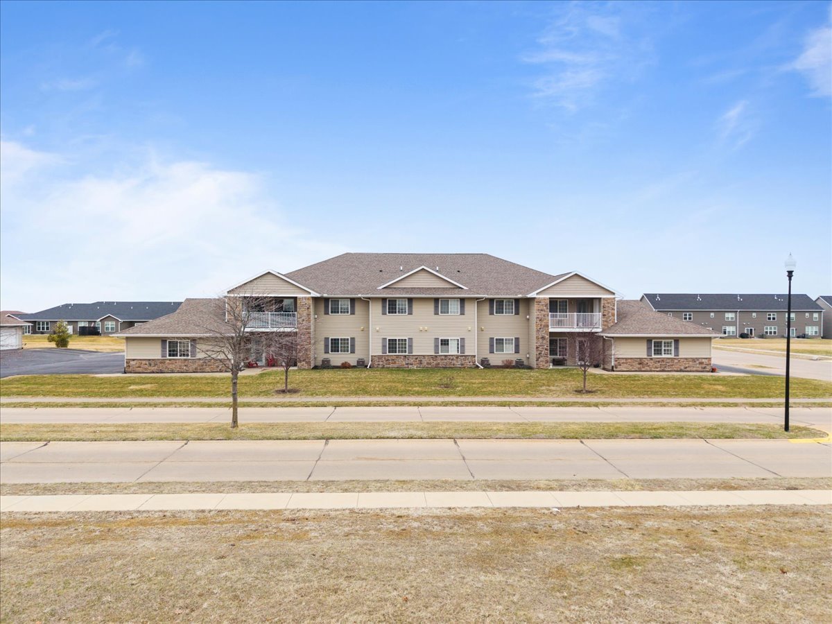 340 E Franklin Street #202, Eldridge, IA