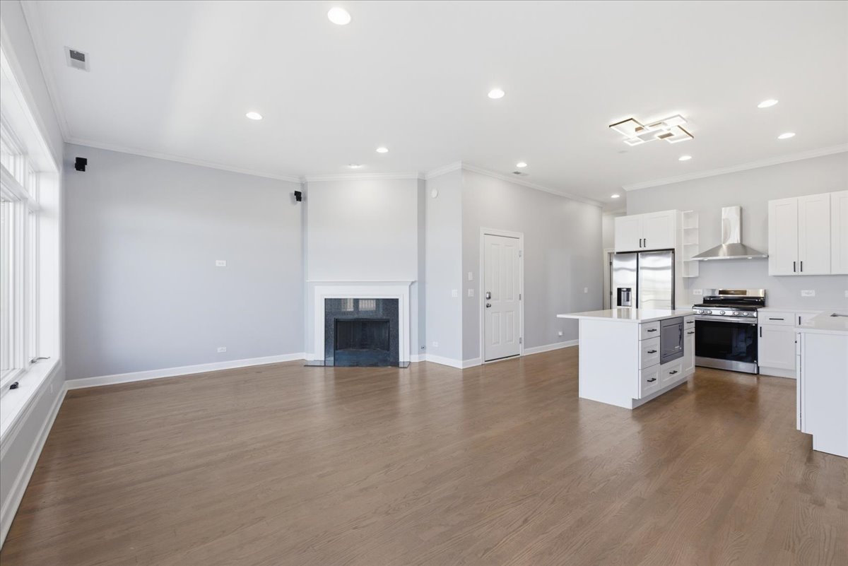 1935 W Belmont Avenue #4, Chicago, IL