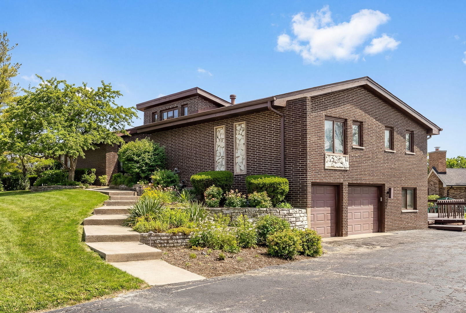 8405 Carriage Green Drive, Darien, IL