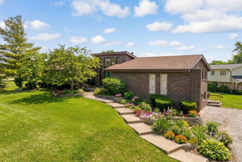 8405 Carriage Green Drive, Darien, IL