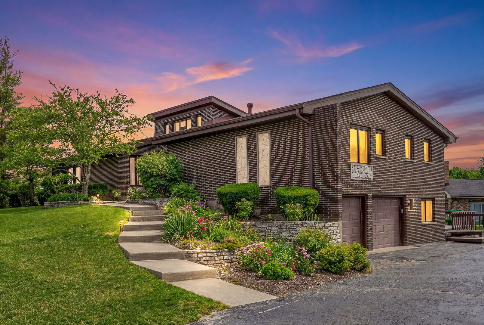 8405 Carriage Green Drive, Darien, IL