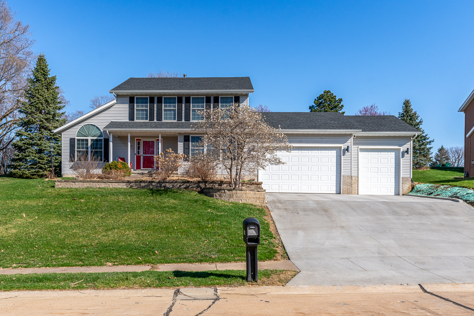 76 Parkview Drive, Eldridge, IA