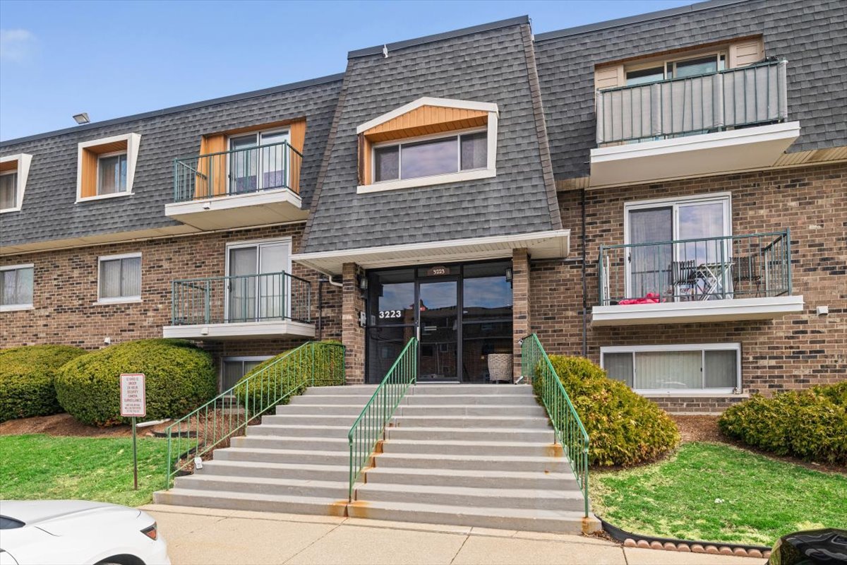3223 W Parkway Drive #3A, Northbrook, IL