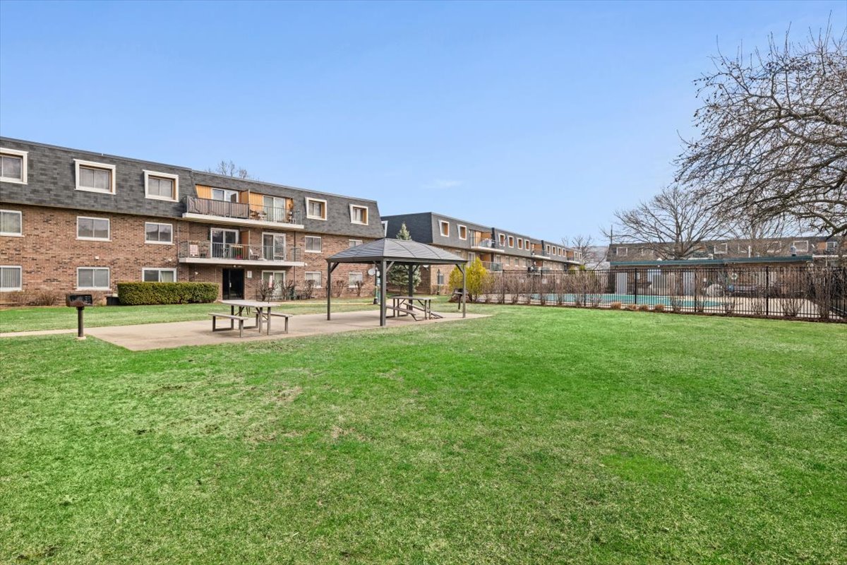 3223 W Parkway Drive #3A, Northbrook, IL