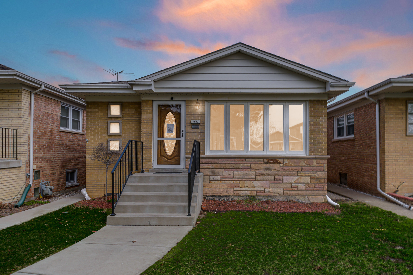 7520 W Carmen Avenue, Harwood Heights, IL