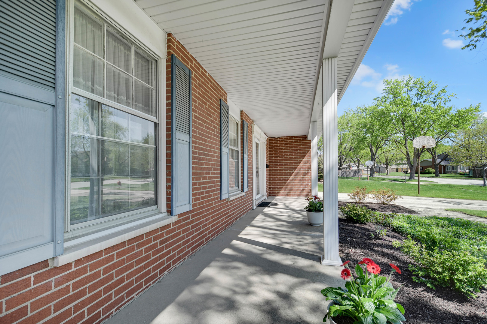 6914 Richmond Avenue, Darien, IL