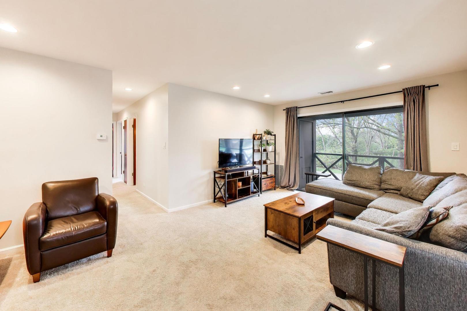 1048 Harbour Court #2B, Wheeling, IL