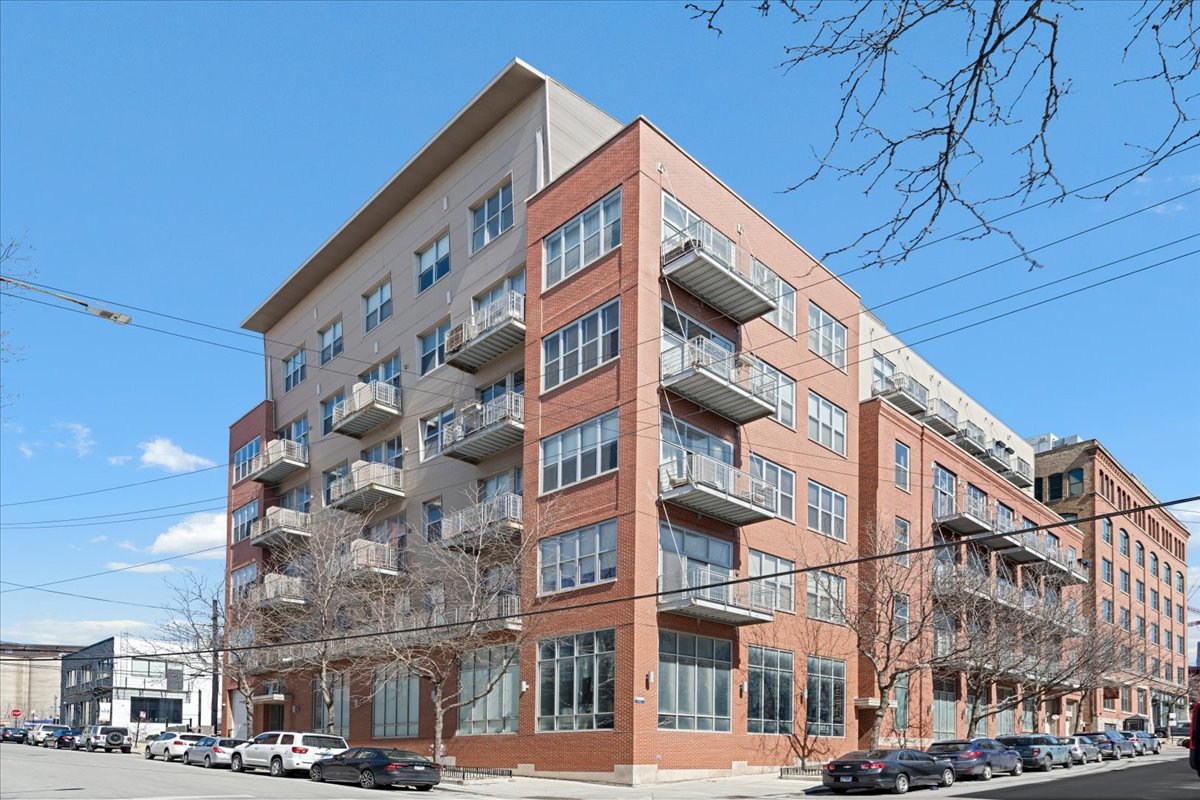 824 W Superior Street #306, Chicago, IL