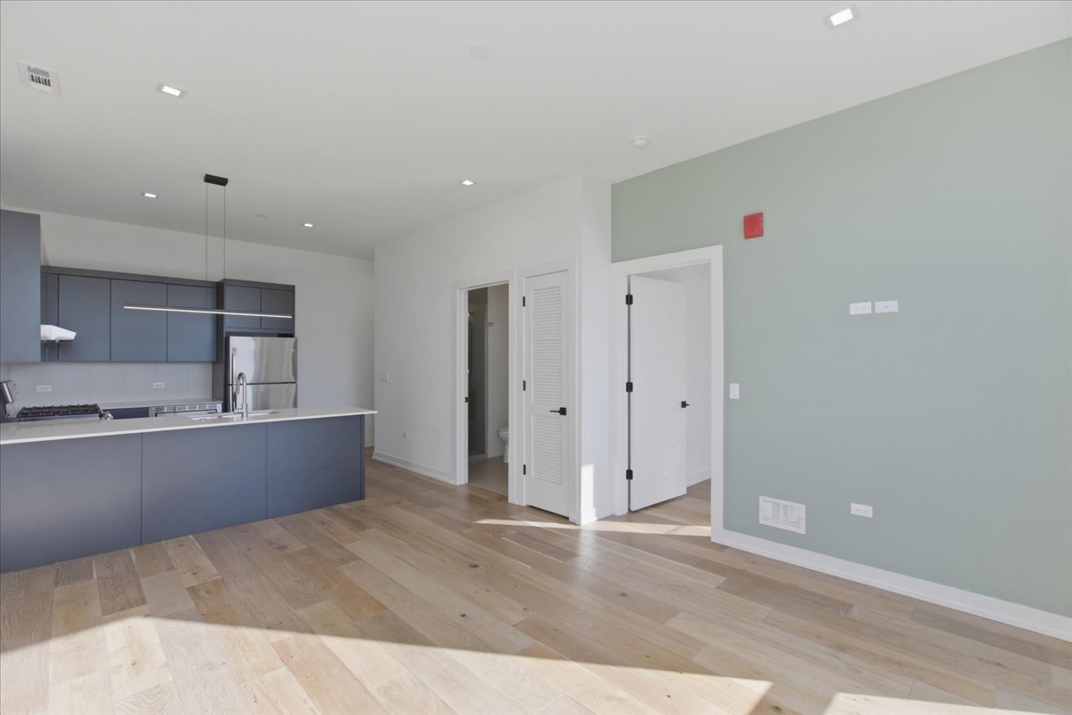 4513 N CLARK Street #201, Chicago, IL