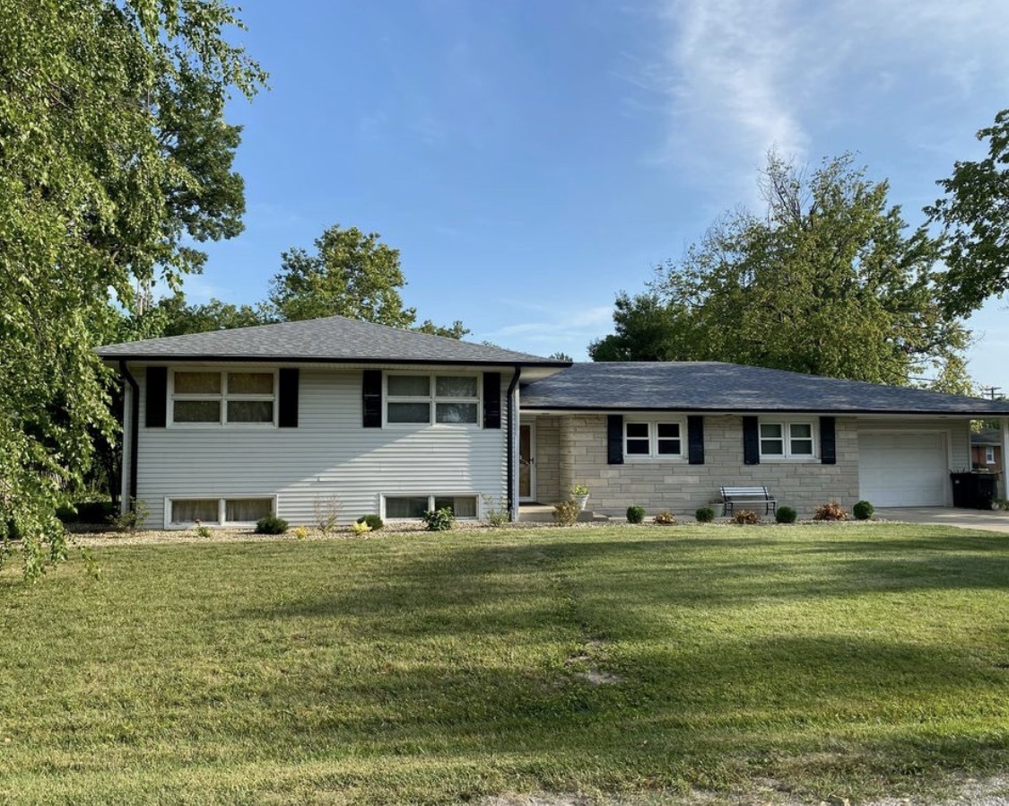 9 Orchard Drive, Charleston, IL