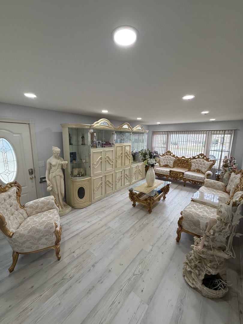 1643 Sycamore Street, Des Plaines, IL