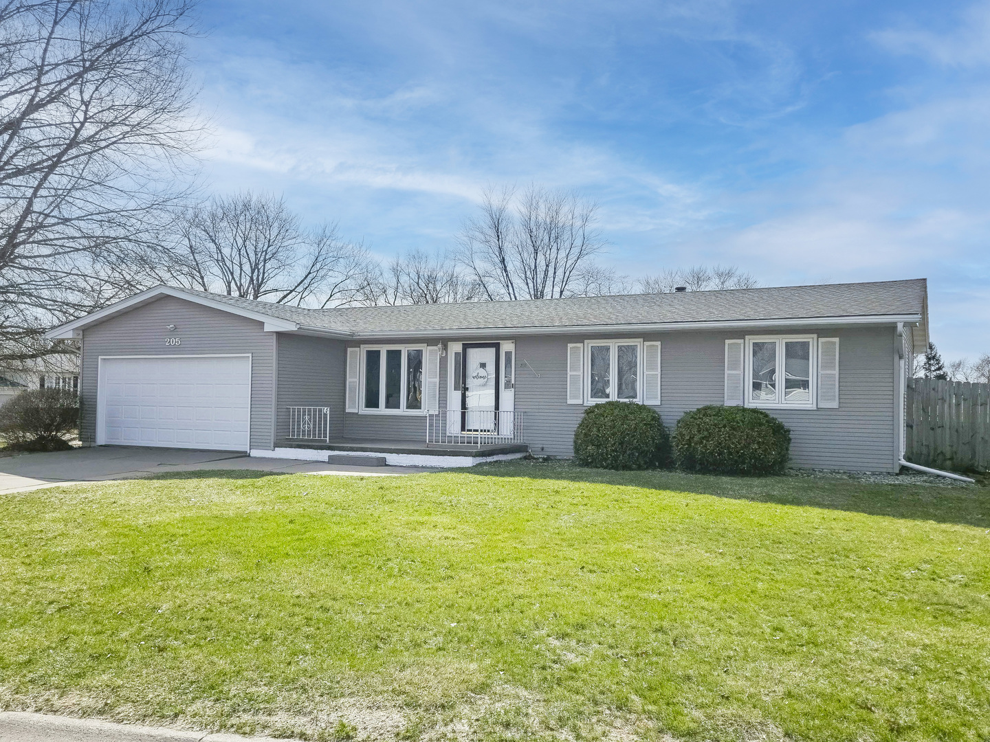 205 Park Lane Circle, Eldridge, IA