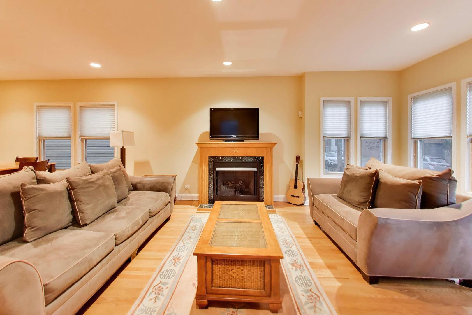 3033 N Leavitt Street, Chicago, IL