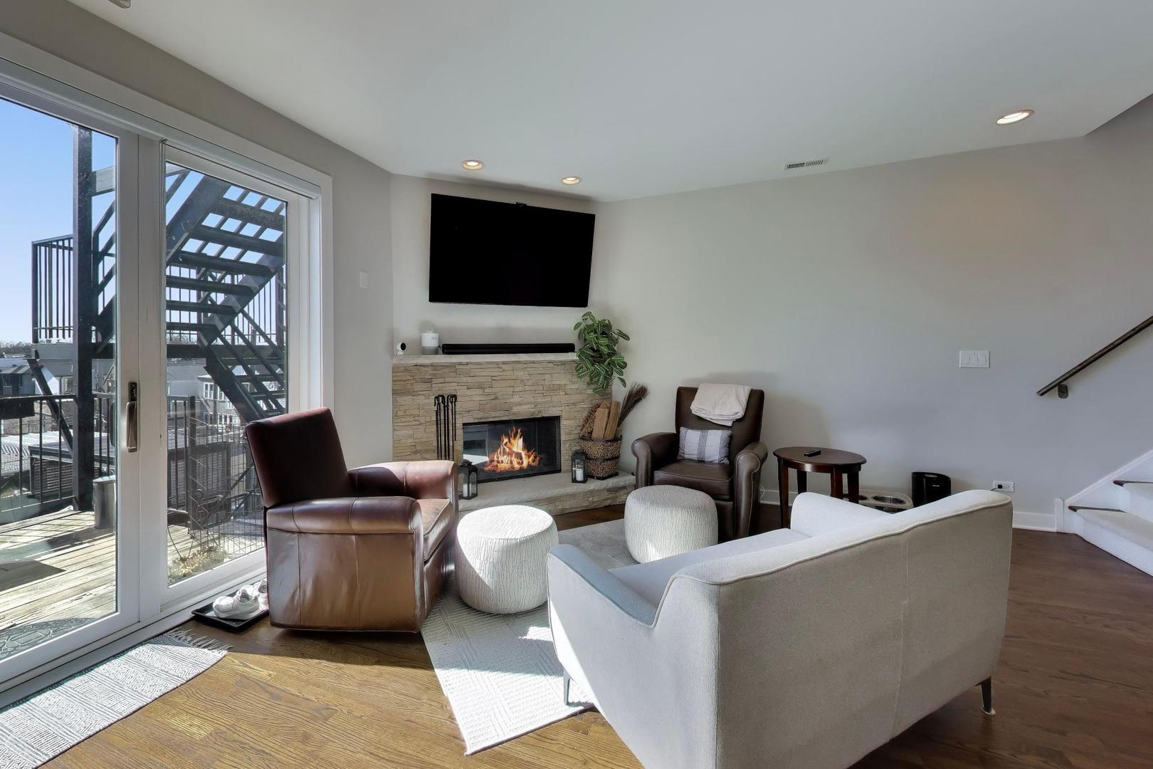 2241 W Roscoe Street #3, Chicago, IL