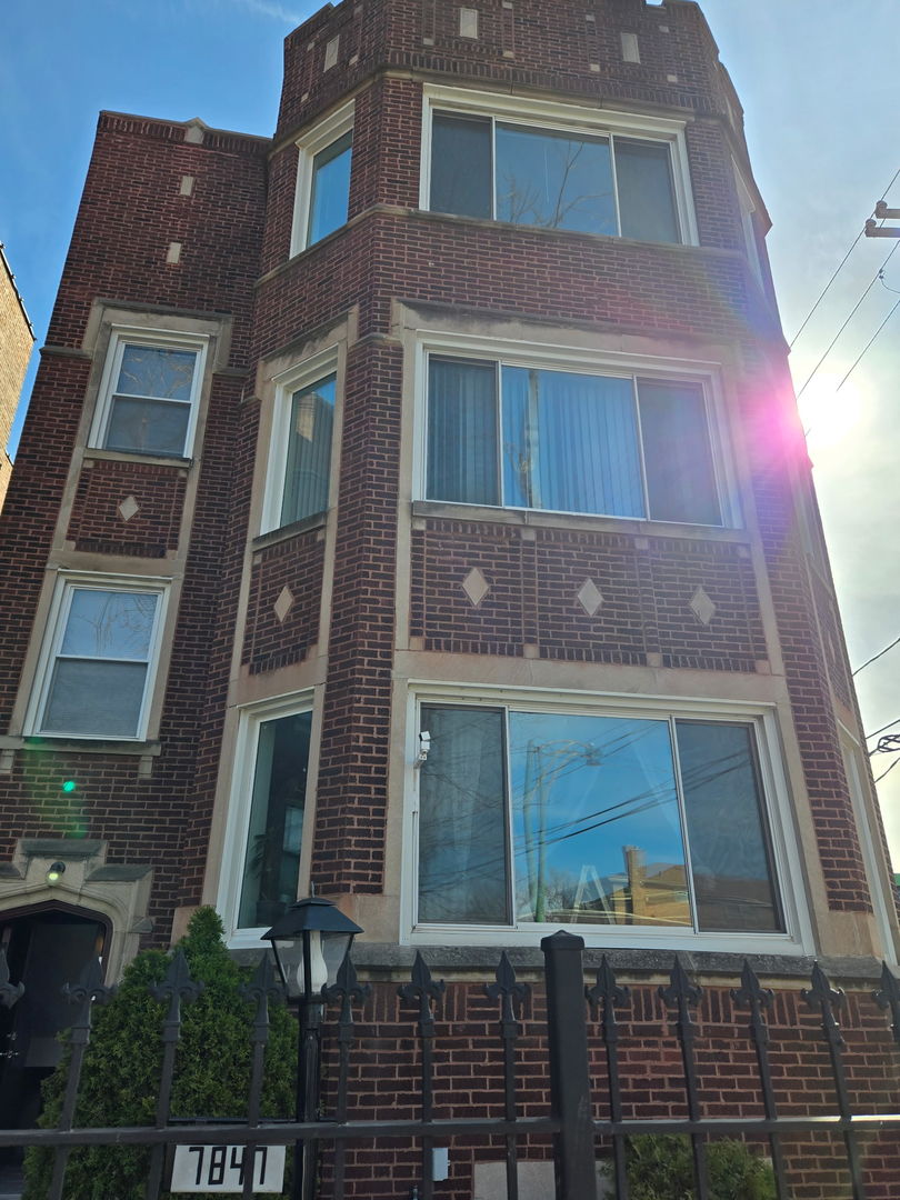 7847 S Paxton Avenue, Chicago, IL