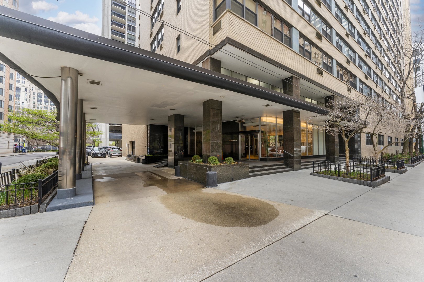 850 N Dewitt Place #13E, Chicago, IL