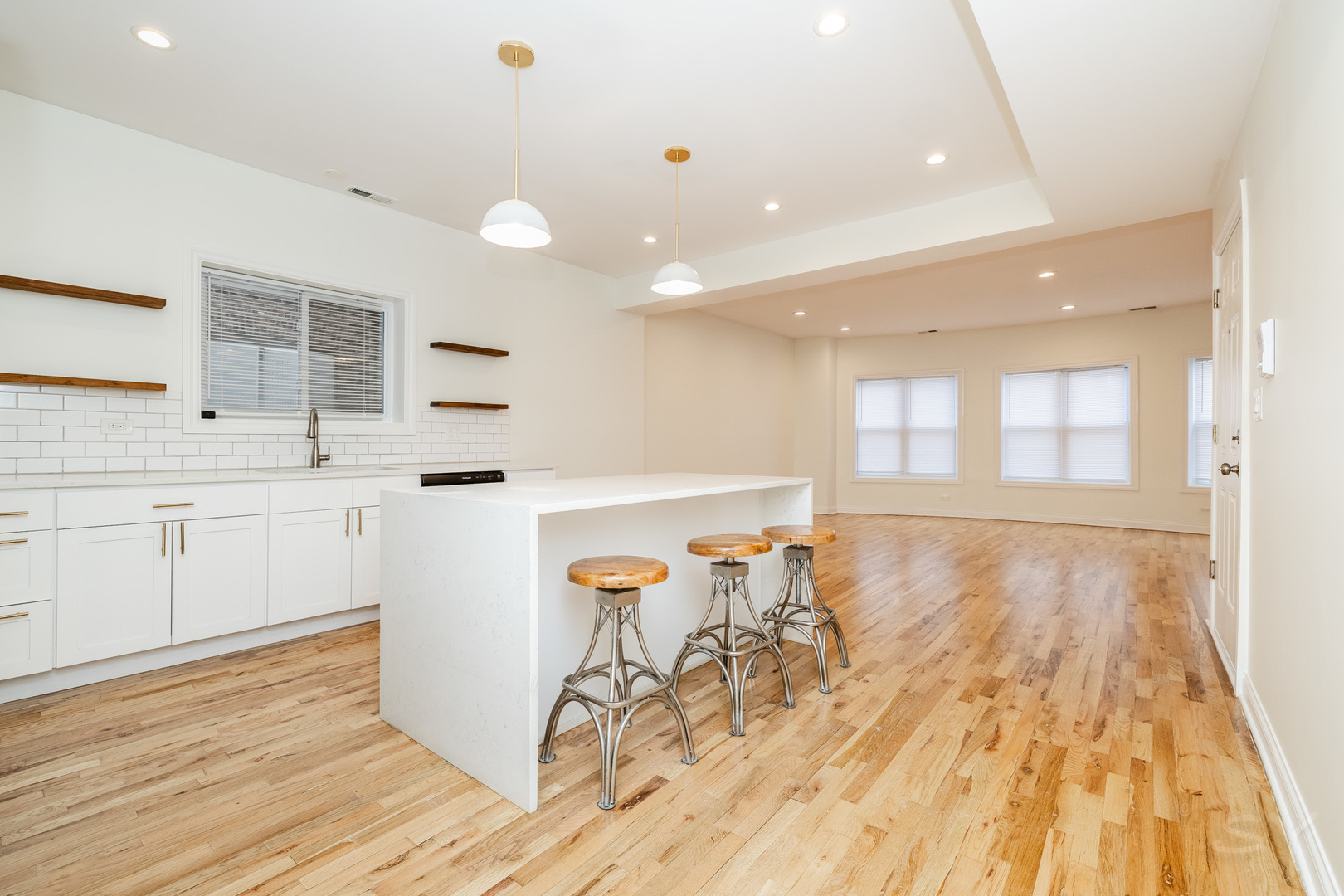 6711 S PAXTON Avenue, Chicago, IL