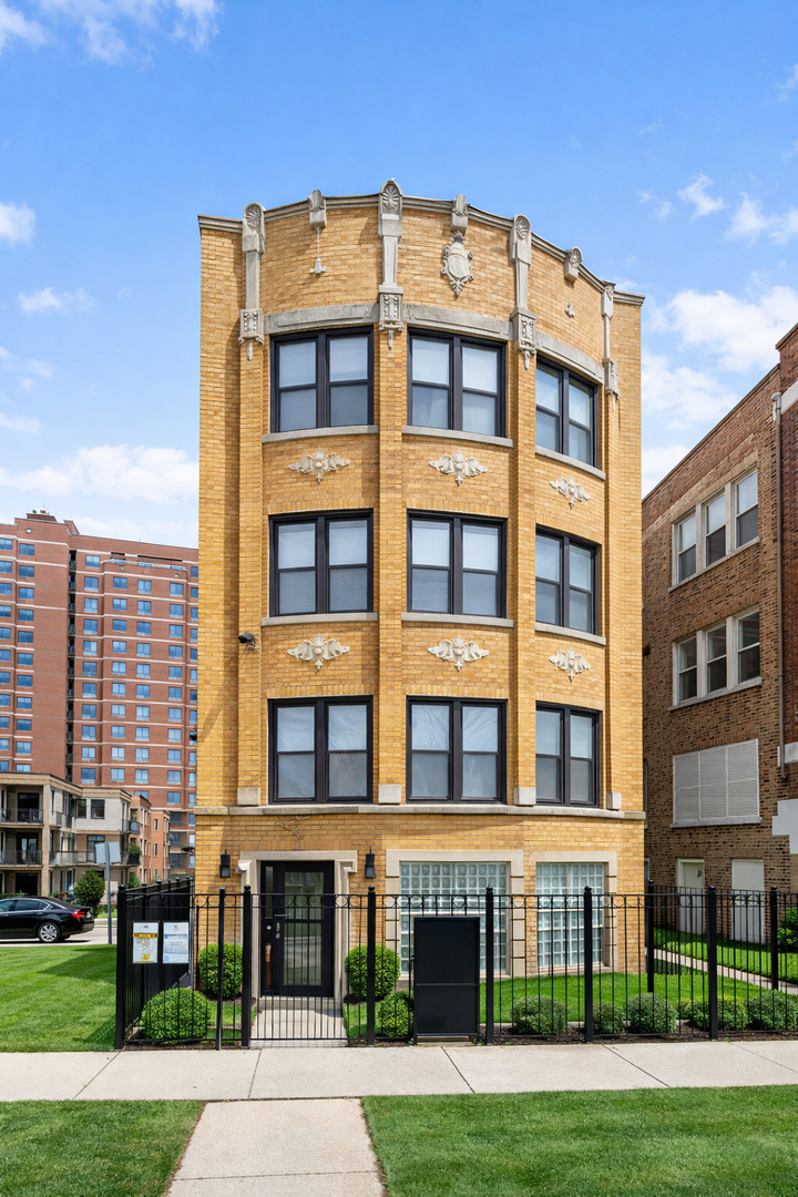 6711 S PAXTON Avenue, Chicago, IL