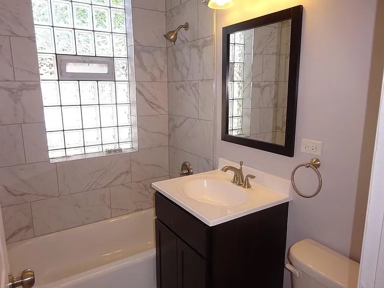 5354 W BYRON Street #2, Chicago, IL