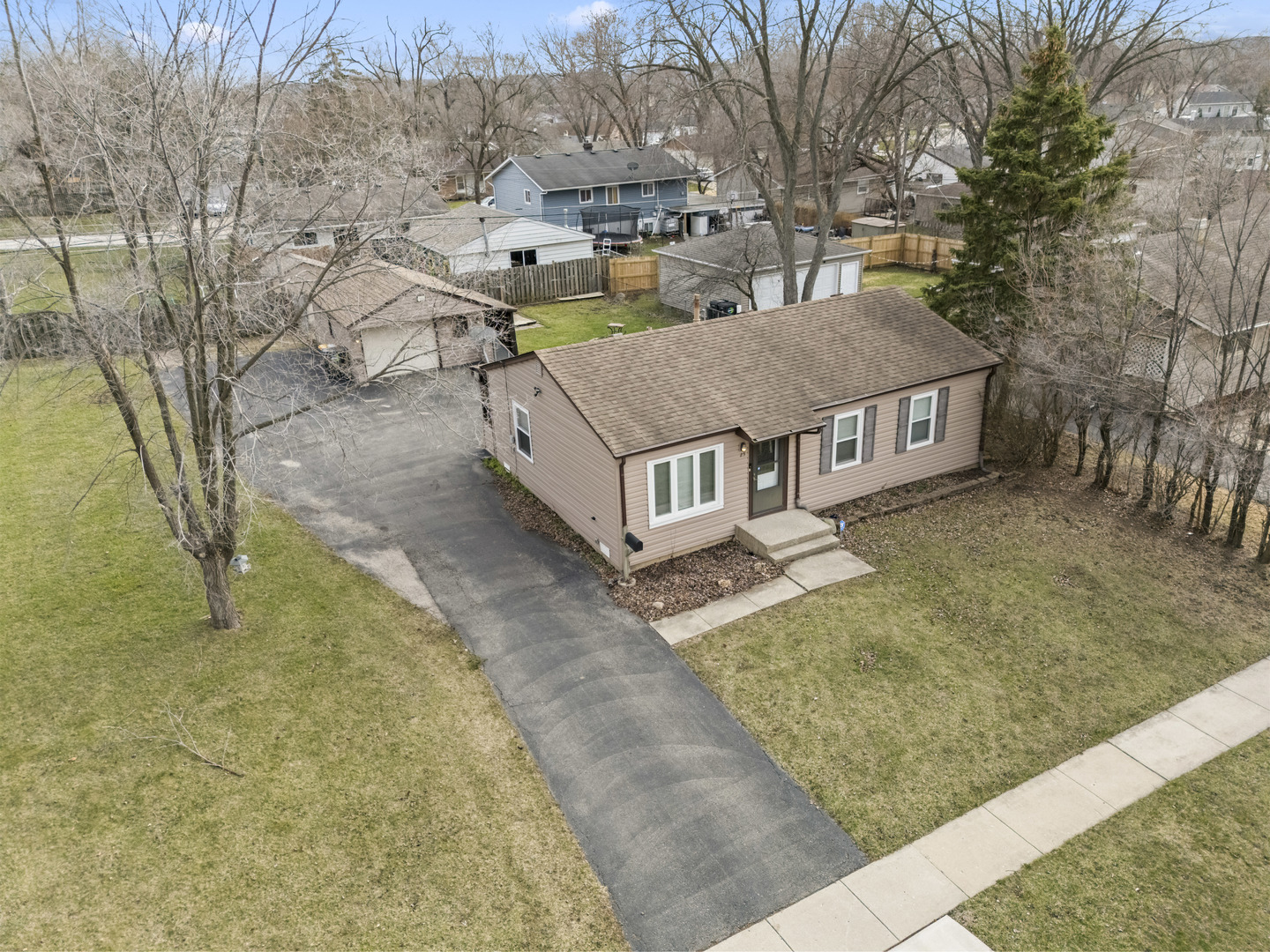 25 Mccabe Drive, Streamwood, IL
