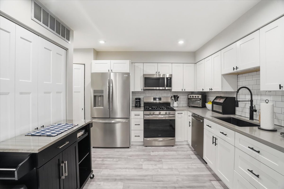 7 Adams Court #A, Streamwood, IL