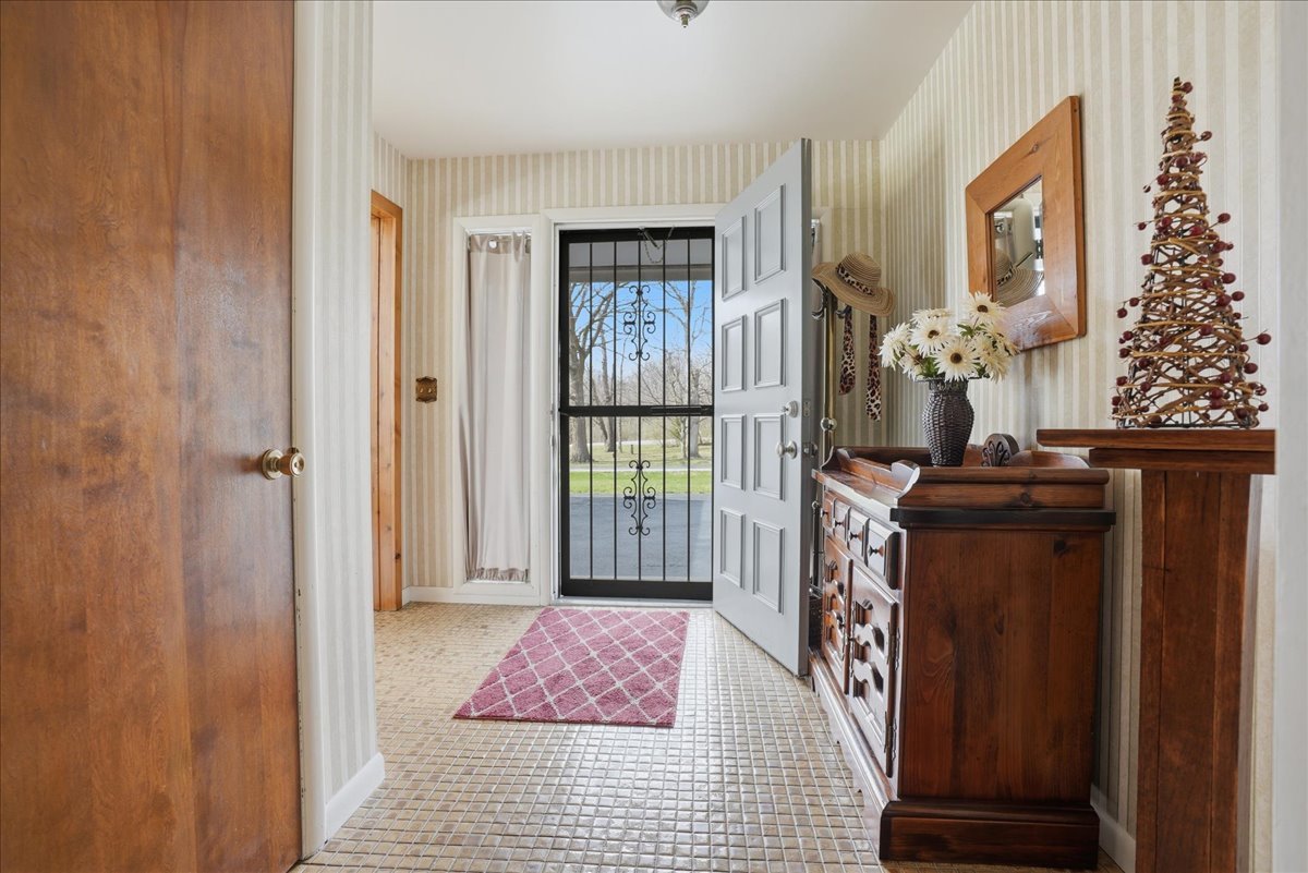 112 Peine Drive, Lexington, IL