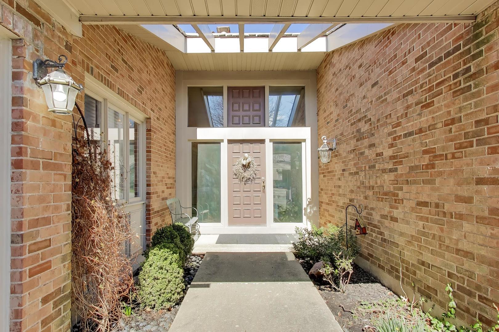 107 Briarwood Lane, Oak Brook, IL