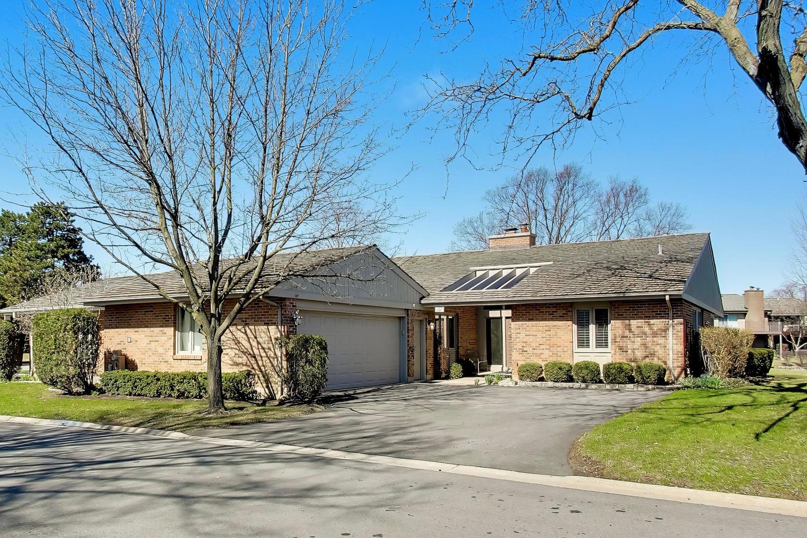 107 Briarwood Lane, Oak Brook, IL