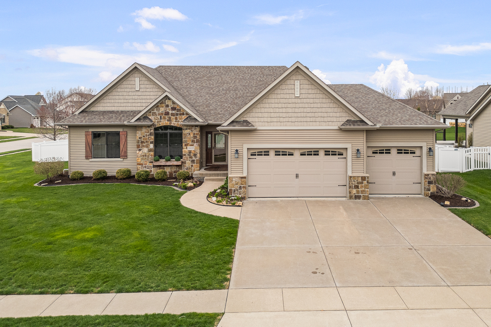 6608 Prairie Grass Lane, Bettendorf, IA