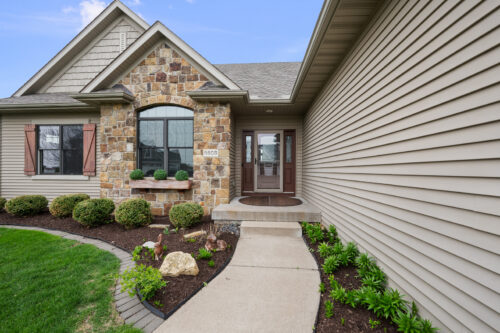 6608 Prairie Grass Lane, Bettendorf, IA