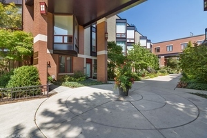 1240 W COTTAGE Place, Chicago, IL