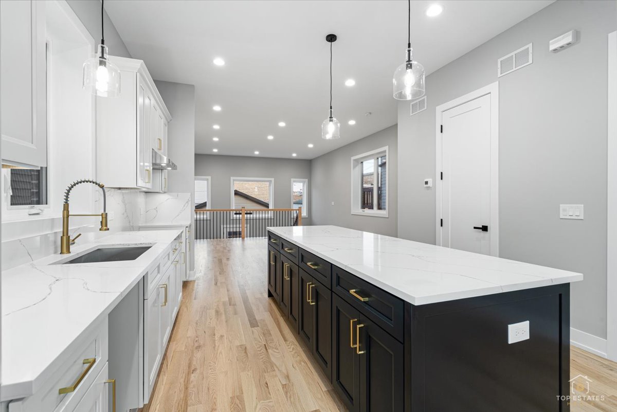 3409 S Lituanica Avenue, Chicago, IL