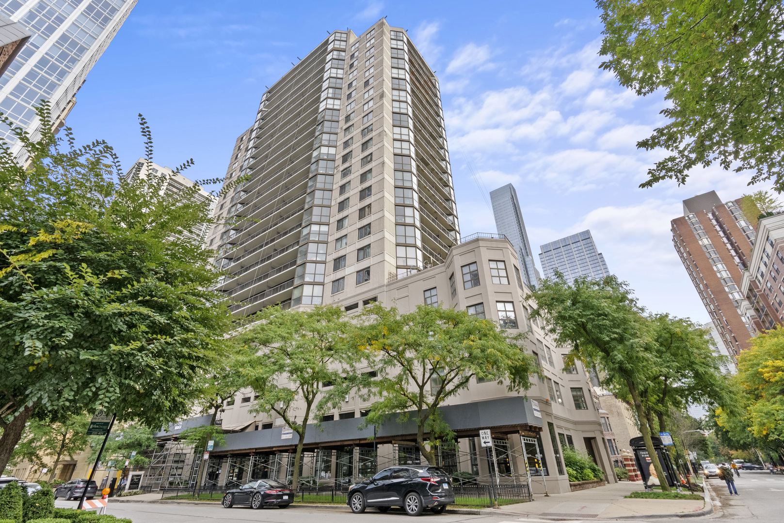 33 W Delaware Place #17H, Chicago, IL