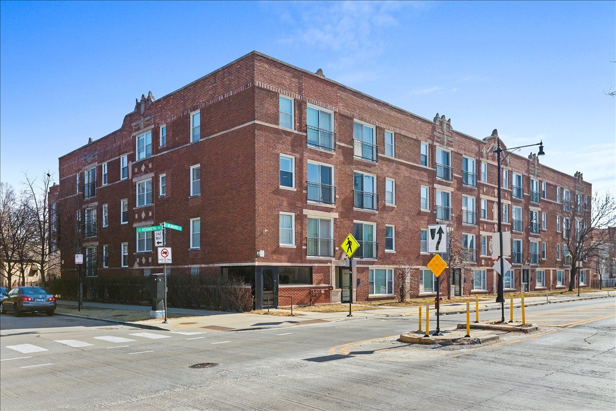 3741 N MILWAUKEE Avenue #208, Chicago, IL