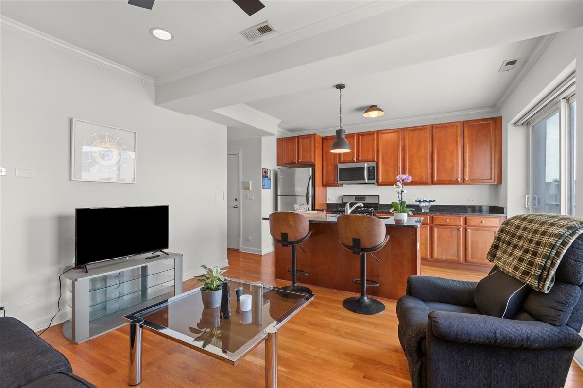 3741 N MILWAUKEE Avenue #208, Chicago, IL