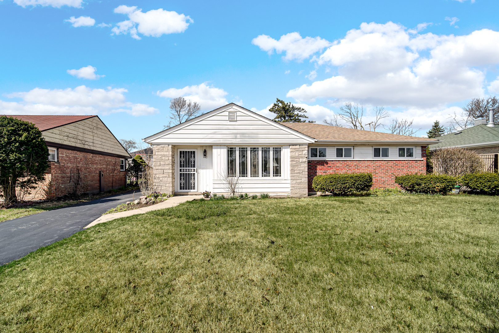 942 W Villa Drive, Des Plaines, IL