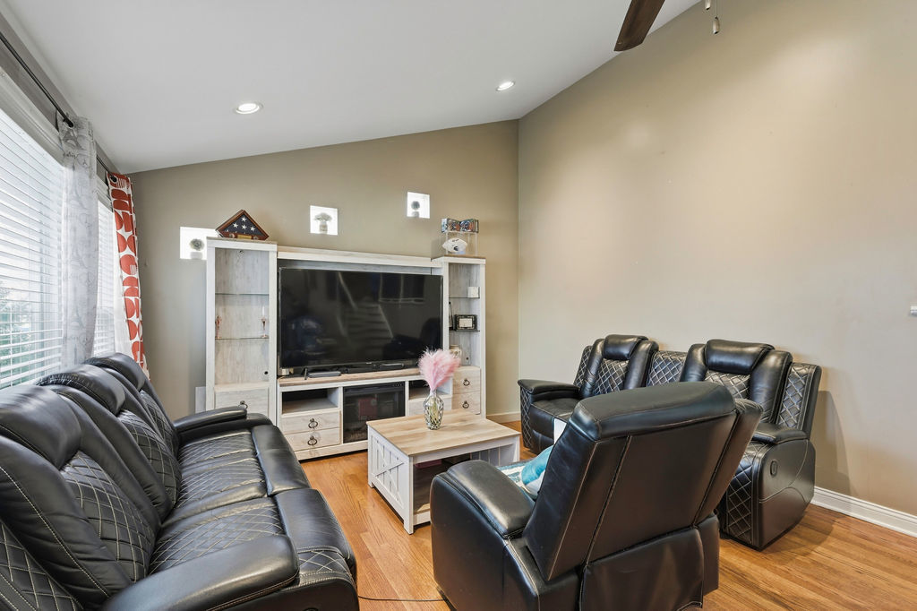 9829 S 51st Avenue, Oak Lawn, IL