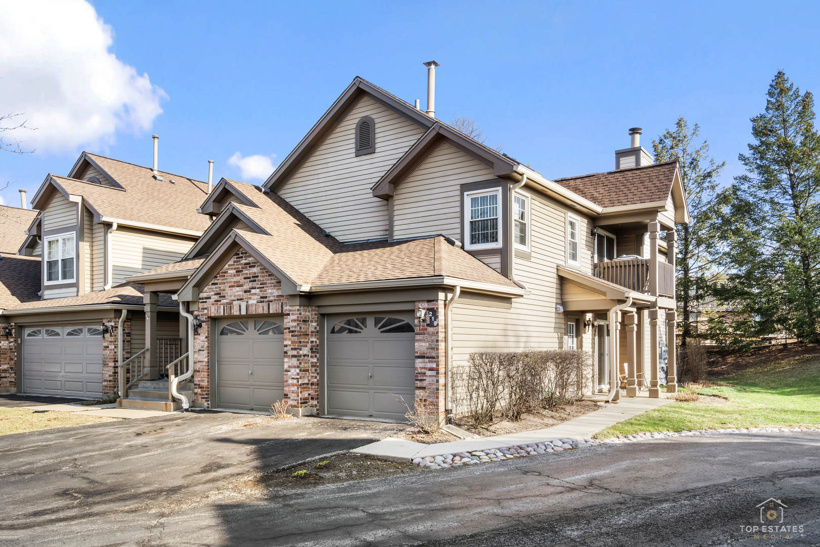 219 Old Oak Court, Buffalo Grove, IL