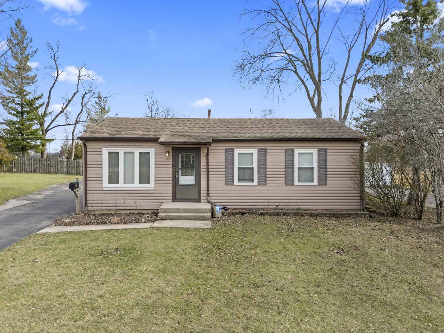 25 Mccabe Drive, Streamwood, IL