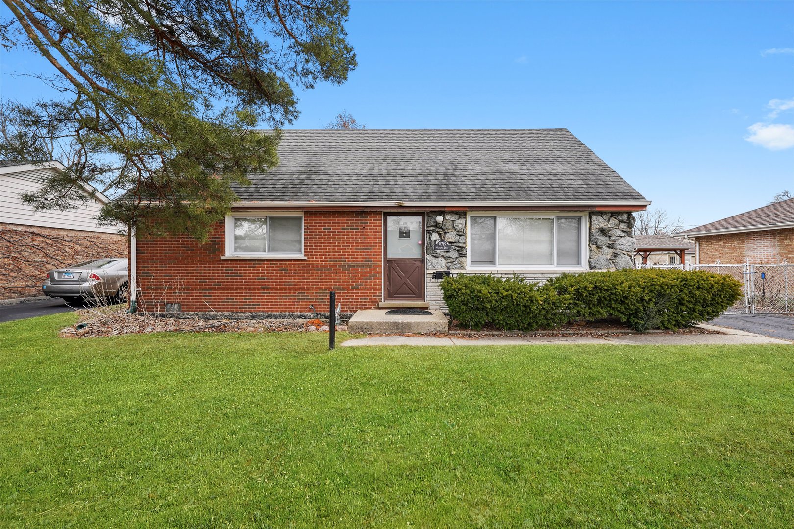 8719 Olympic Drive, Bridgeview, IL