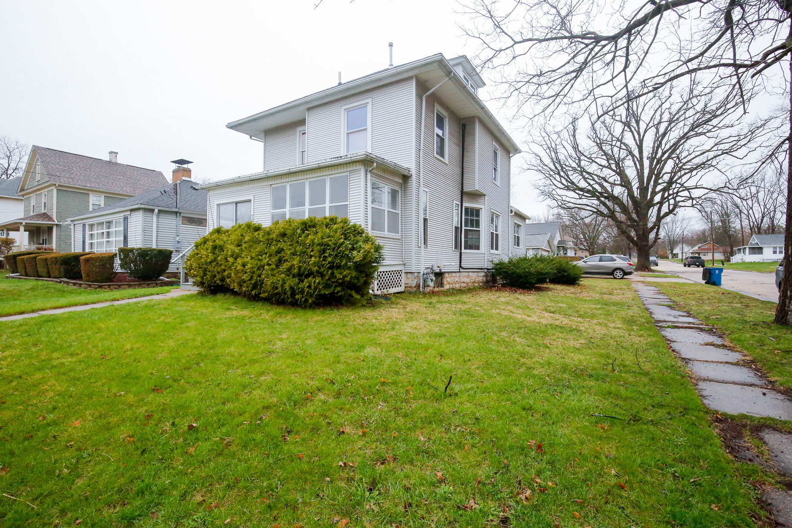 529 E McKenney Street, Dixon, IL