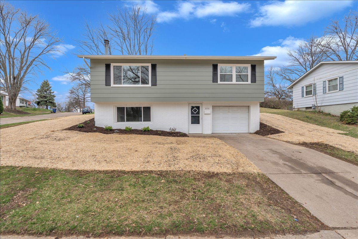 3206 MAGNOLIA Court, Bettendorf, IA