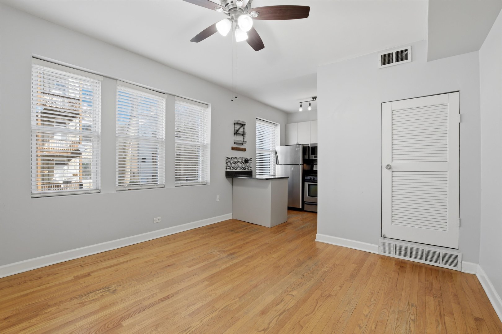 2038.5 N SPAULDING Avenue #1W, Chicago, IL