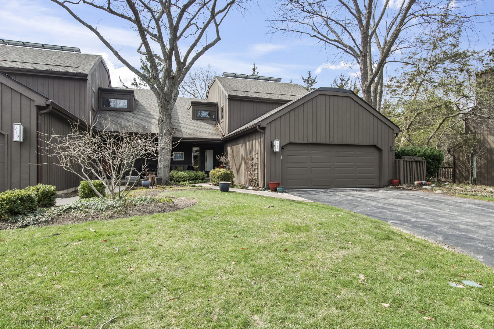 312 Woodview Road, Lake Barrington, IL