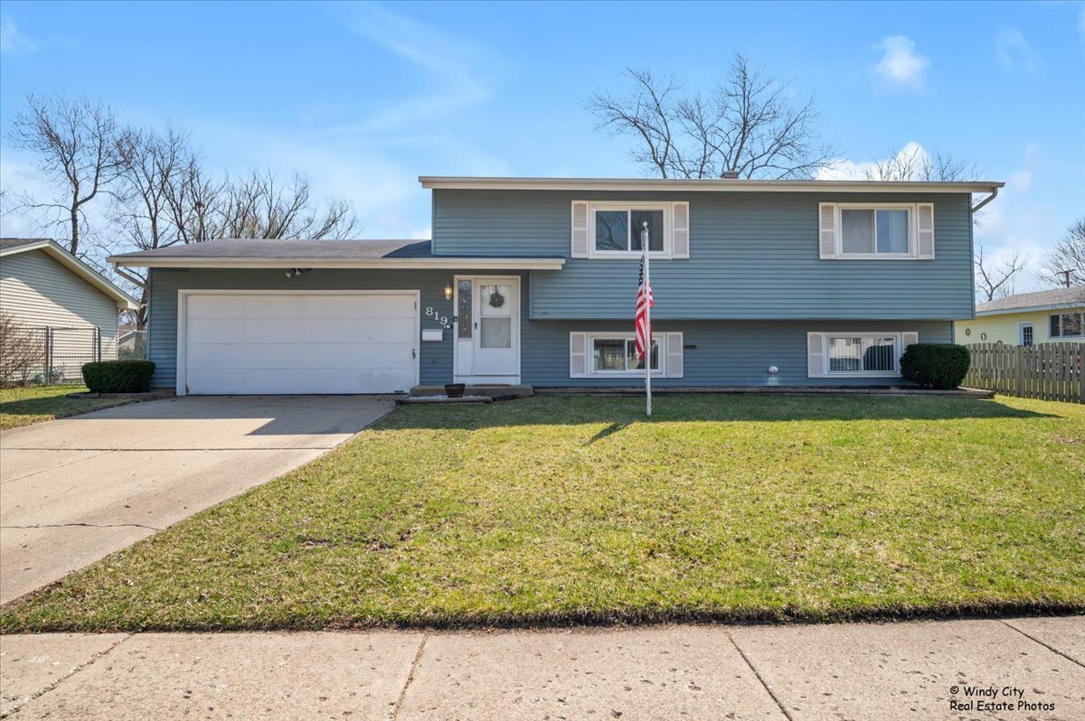 819 Dartmoor Drive, Crystal Lake, IL