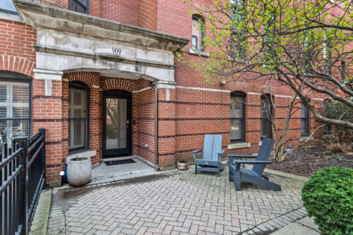 909 W Village Court, Chicago, IL