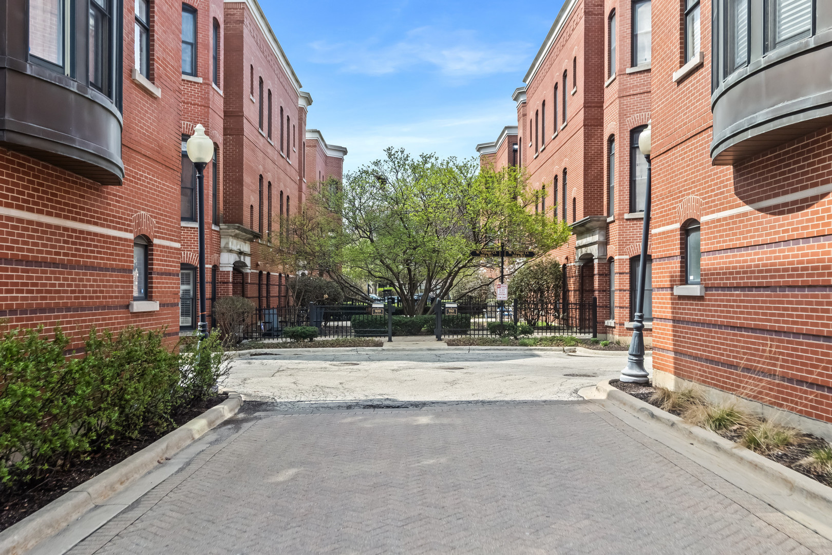 909 W Village Court, Chicago, IL