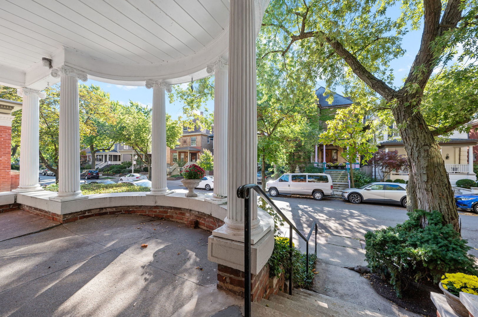 832 W Junior Terrace, Chicago, IL