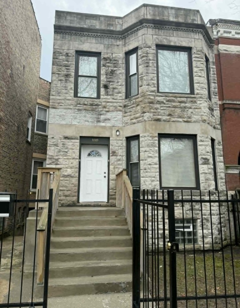 3339 W MONROE Street, Chicago, IL