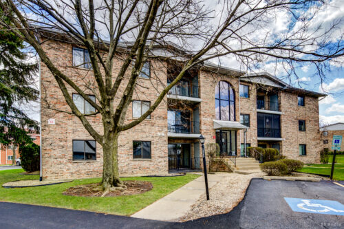 13240 W Circle Drive Parkway #304, Crestwood, IL